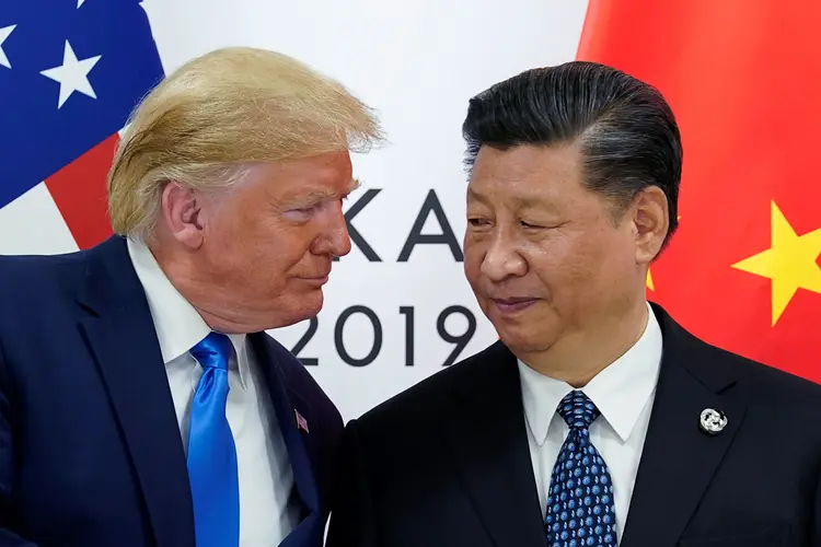 Trump e Xi Jinping: Estados Unidos e China travam guerra comercial que prejudica as duas economias (Kevin Lamarque/Reuters)