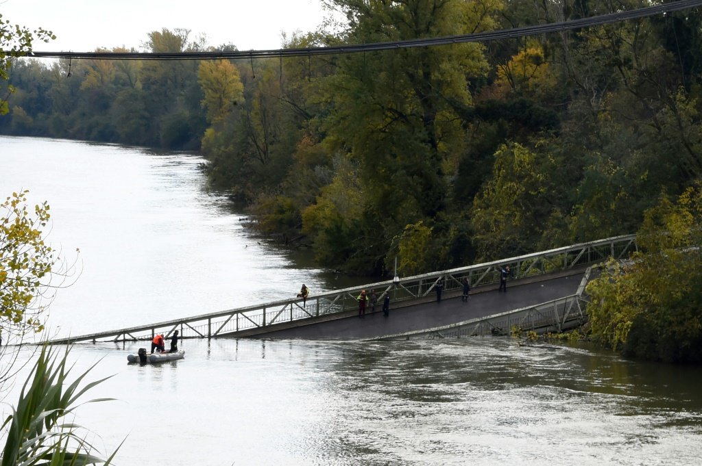 Desabamento de ponte deixa um morto e desaparecidos na França