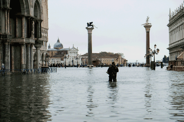 Veneza: Basílica de São Marcos ficou inundada pela quinta vez desde sua construção, no ano de 828 (Manuel Silvestri/Reuters)