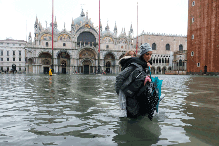 Veneza: autoridades, comerciantes e empresários continuam calculando o custo dos danos causados pelas inundações (Manuel Silvestri/Reuters)