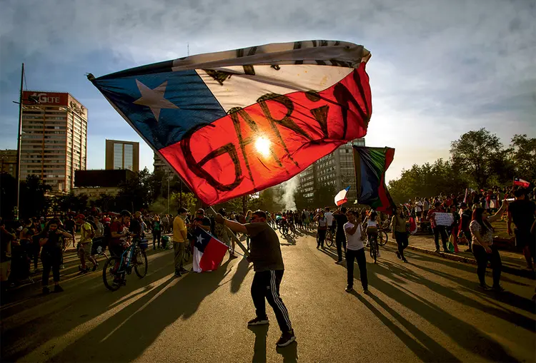 Manifestação em Santiago, no fim de outubro: a insatisfação da população chilena é disseminada entre todas as classes sociais  (Claudio Reyes/AFP)
