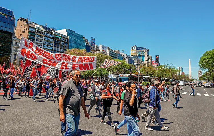 Manifestantes contra medidas de austeridade do governo argentino: o baixo crescimento na última década aumenta a instabilidade na América Latina (Agustin Marcarian/Reuters)