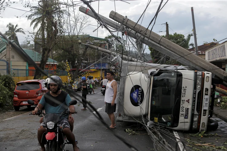 Filipinas: o tufão Kummuri atingiu a ilha Mindoro, que tem 13 milhões de habitantes (Nino Luces/Reuters)
