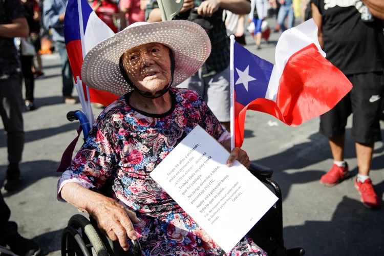 Idosa participa de protesto no Chile: no país, vigora sistema de capitalização, em que aposentadoria é resultado da quantia acumulada ao longo da vida (Andres Martinez Casares/Reuters)