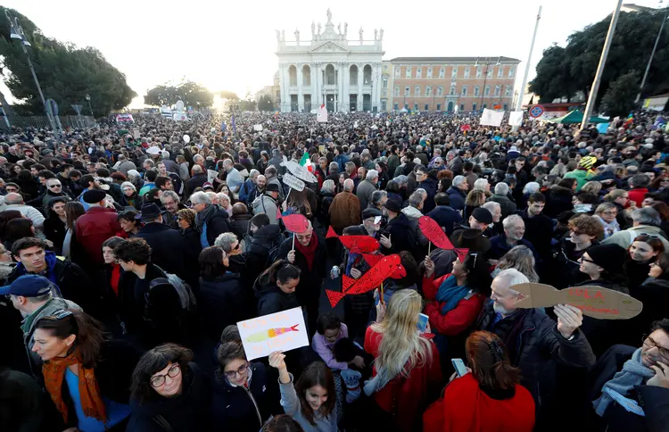 "Sardinhas": Manifestantes se reuniram em Roma neste sábado (14) (Yara Nardi/Reuters)