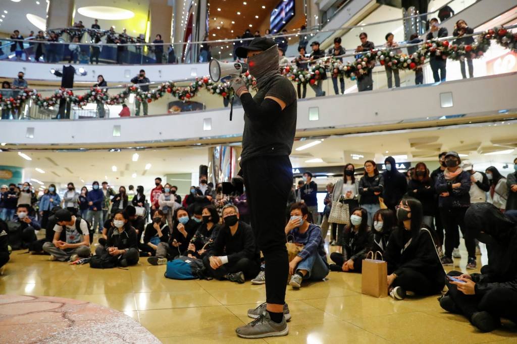 Tendo shopping como palco, policiais e ativistas se enfrentam em Hong Kong