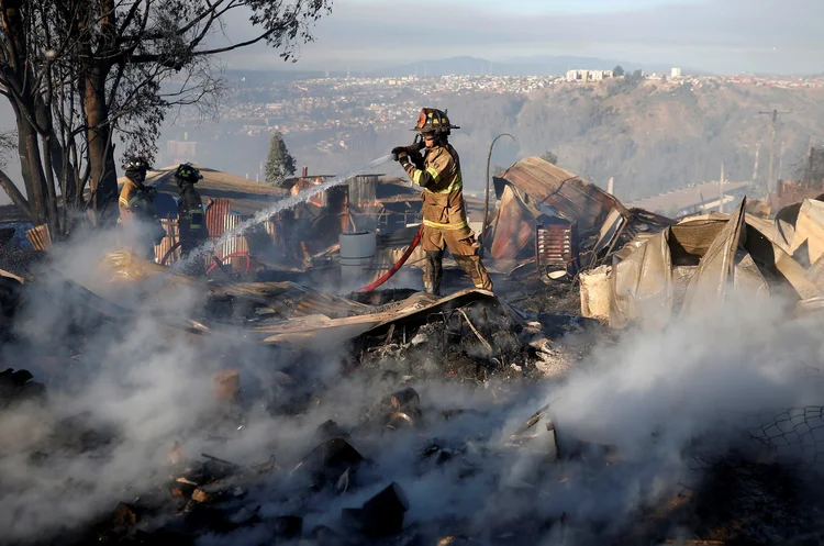 Sem folga: bombeiros chilenos tiveram trabalho duro neste Natal (Rodrigo Garrido/Reuters)