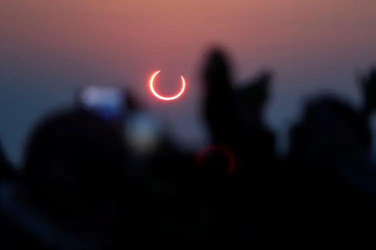 Eclipses solares acontecem quando o Sol ainda está iluminando a Terra (Hamad I Mohammed/Reuters)