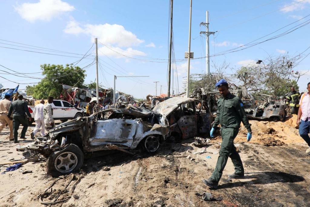 Ataque com carro-bomba deixa ao menos 90 mortos na capital da Somália