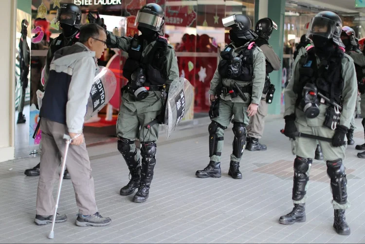 Homem discute com policiais em Hong Kong, dia 28/12/2019 (Lucy Nicholson/Reuters)