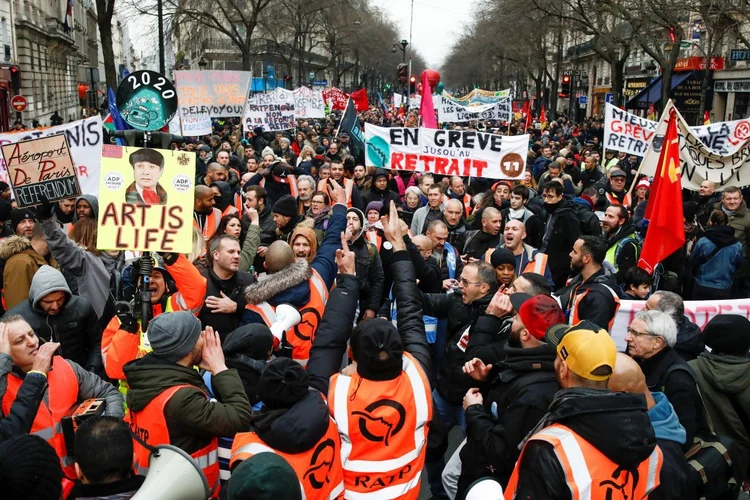 Protestos na França: governo retirou a medida mais controversa de sua reforma, que previa aumentar a idade mínima para aposentadoria (Benoit Tessier/Reuters)