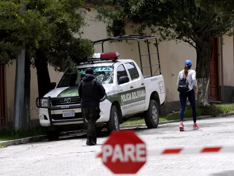 Carro da polícia boliviana perto da residência da embaixadora do México, em La Paz (David Mercado/Reuters)