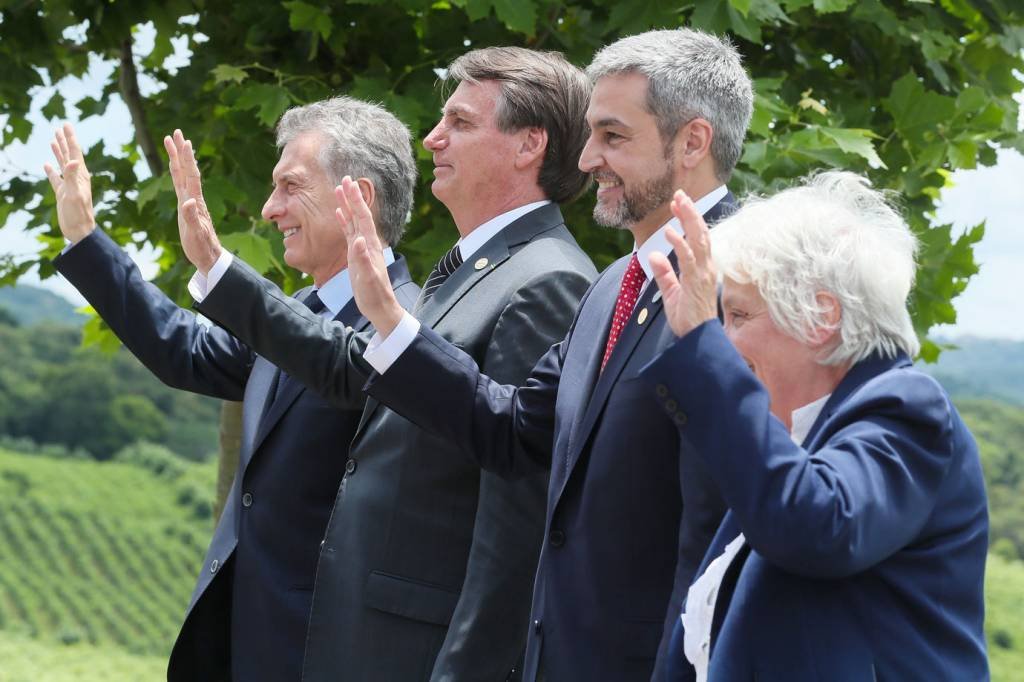 Em encontro do Mercosul, líderes falam em democracia e plantam uvas