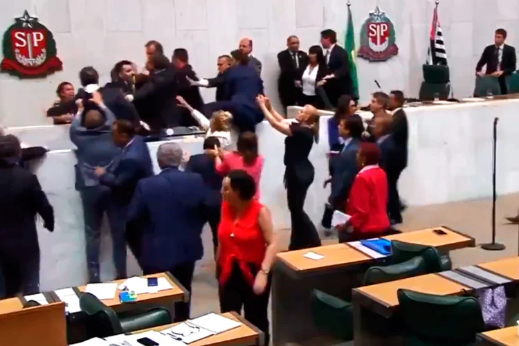 Alesp: houve confusão generalizada com empurrões entre os deputados (TV Alesp/Reprodução)