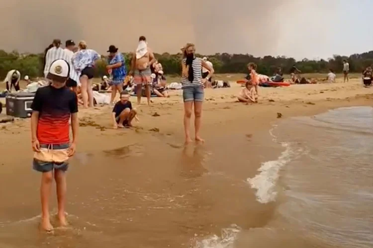 Incêndios: Em 24 horas, três pessoas morreram e cinco estavam desaparecidas, quando as chamas se aproximaram de cidades muito povoadas (@LAPPINGTHEISLAND/Reuters)