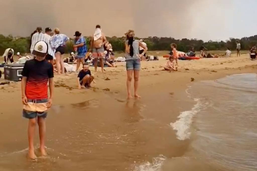 Milhares se refugiam nas praias para escapar dos incêndios na Austrália