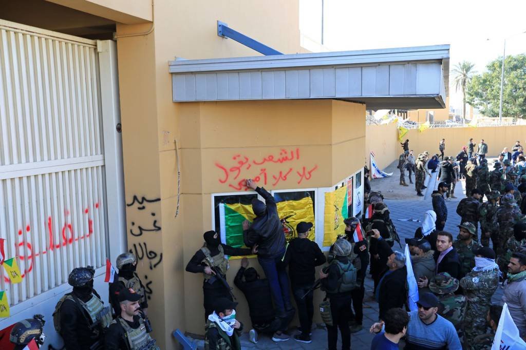 Após bombardeio, manifestantes invadem embaixada dos EUA em Bagdá