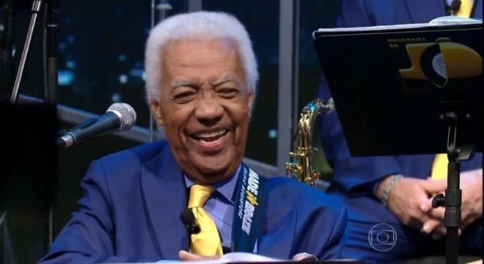 Morre o baixista Bira, do "Programa do Jô", aos 85 anos