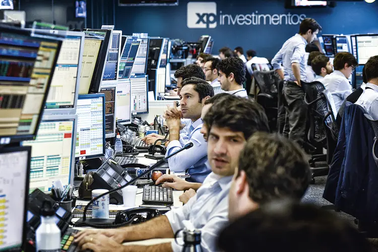 Operadores da XP: companhia ajudou a impulsionar entrada de 700.000 brasileiros noa bolsa em 2019 (Germano Lüders/Exame)
