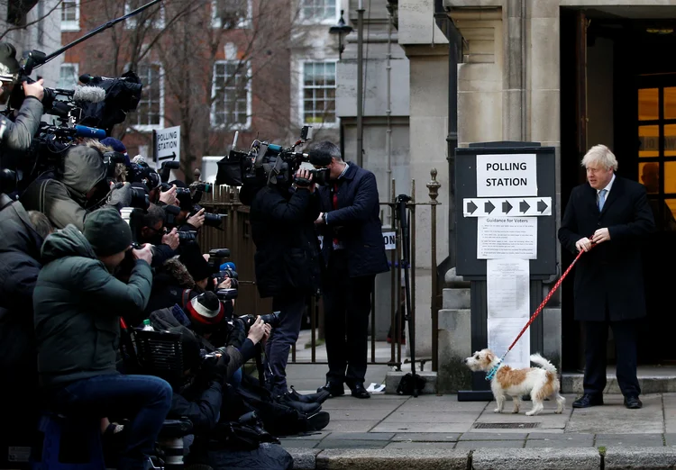 Boris Johnson: o primeiro-ministro chega com seu cachorro Dilyn a uma estação de votação, no Methodist Central Hall (Henry Nicholls/Reuters)