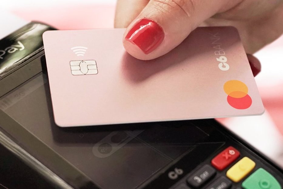 Banco digital C6 cria conta e cartão de débito internacionais