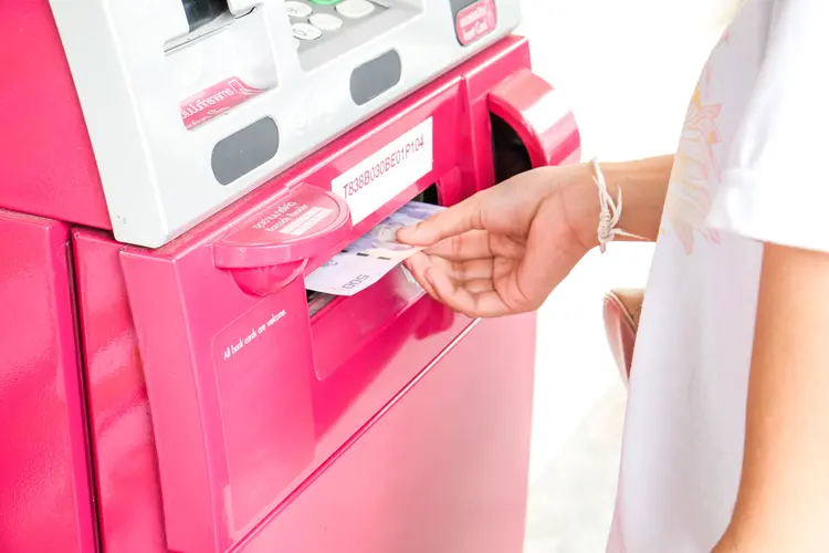 Caixa eletrônico: com intenção do BC de alterar o sistema das máquinas, bancos digitais poderão oferecer serviço de saques (Suriyapong Koktong/Getty Images)