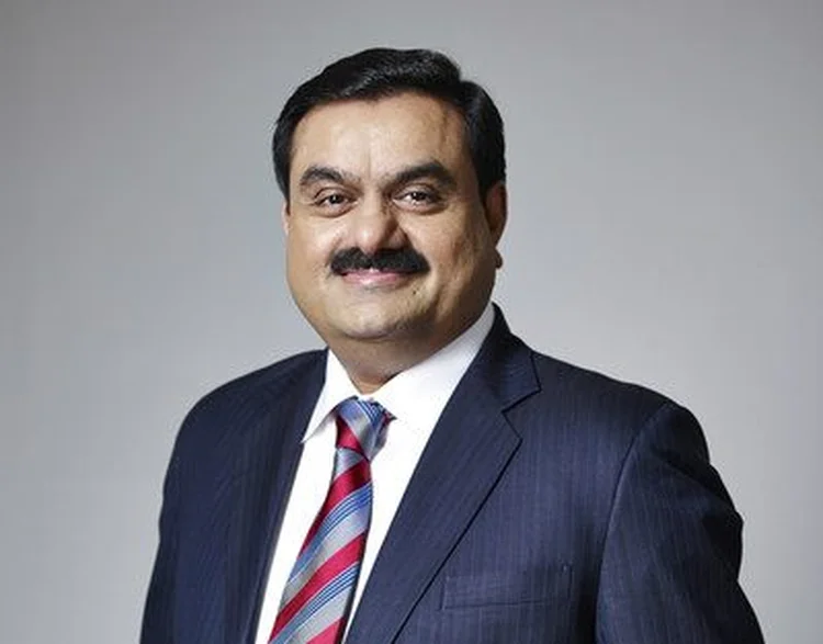 Gautam Adani enfrenta acusações de corrupção nos EUA, em meio a investigações sobre subornos pagos para obter contratos lucrativos. (Chirag200201/Wikimedia Commons)