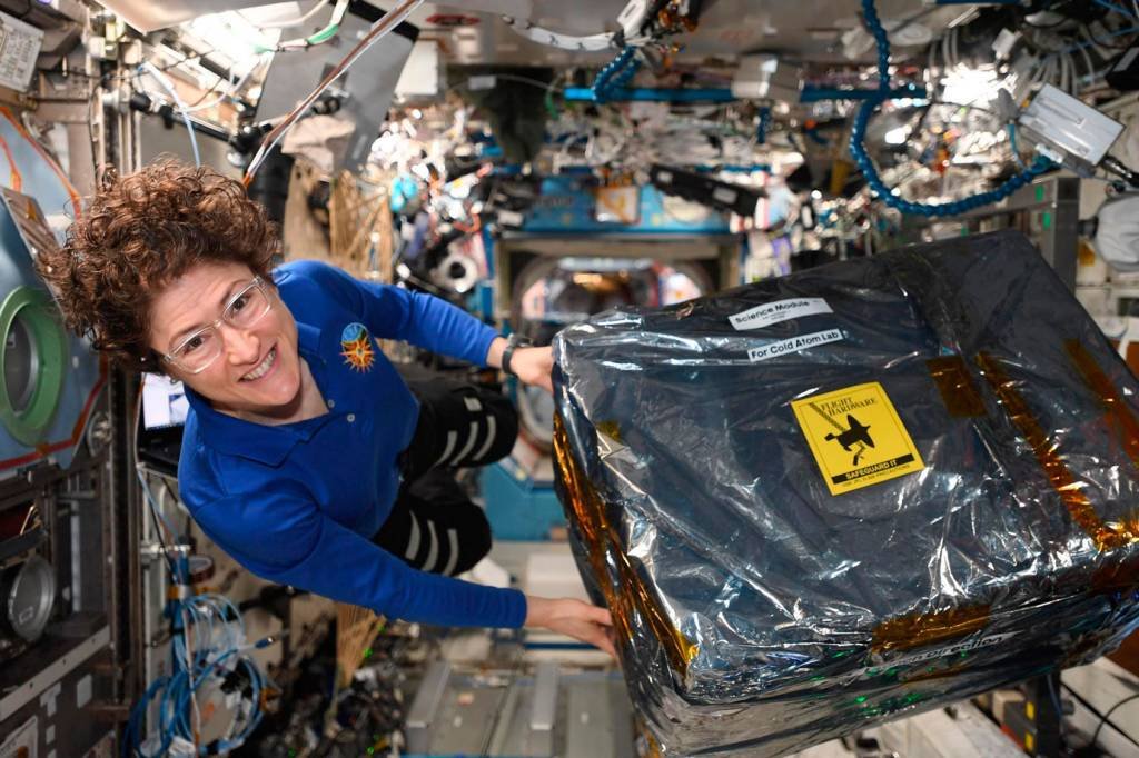 Christina Koch é a astronauta mulher que mais passou tempo na EEI, retornando em fevereiro de 2020 após 328 dias (NASA/Divulgação)