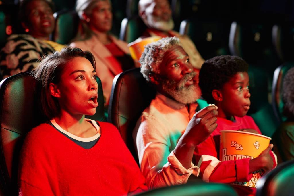 44% dos negros vivem em municípios sem salas de cinema, diz IBGE