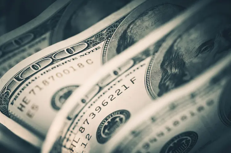 Dólar: no último pregão, o dólar comercial fechou em alta de 1,00%, a 5,2424 reais na venda (Tomasz Zajda/Getty Images)