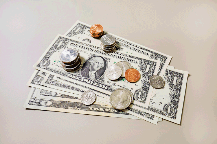 Dólar: na semana, moeda recuou 0,46%, primeira queda semanal em 2020 (the_burtons/Getty Images)