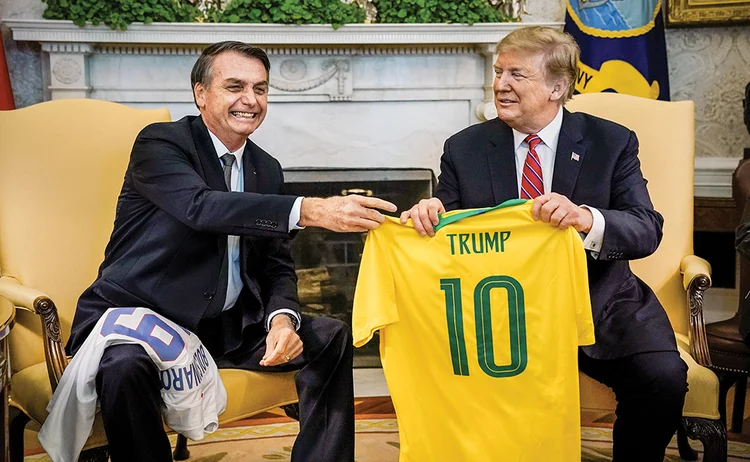 Bolsonaro e Trump: a imposição de tarifas seria um revés para o presidente brasileiro  (Kevin Lamarque/Reuters)