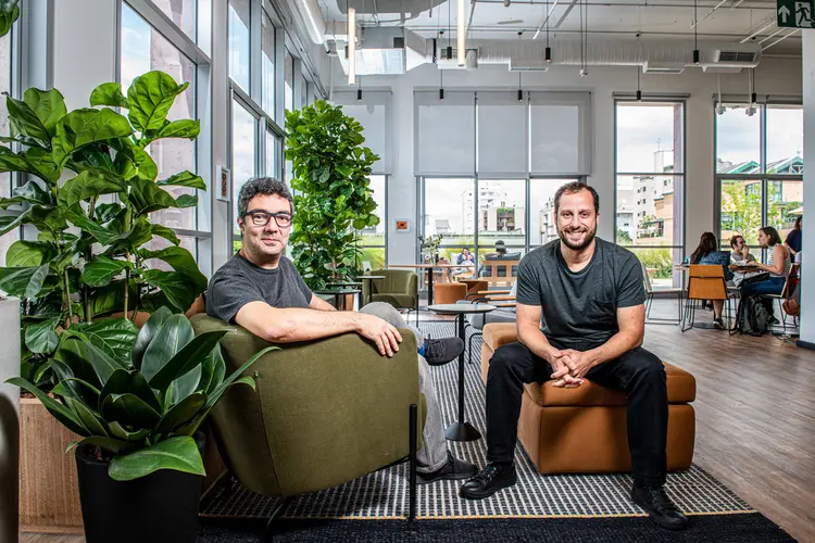 Andre Penha (à esquerda) e Gabriel Braga, fundadores do QuintoAndar: 2021 foi o ano em que a startup ampliou o ecossistema de produtos e soluções para os clientes | Foto: Germano Lüders/EXAME (Germano Lüders/Exame)