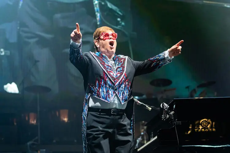 Elton John: o destaque fica por conta do show no Brasil gravado em 25 de julho de 1995, na Praça da Apoteose, no Rio de Janeiro (Mackenzie Sweetnam/Getty Images)