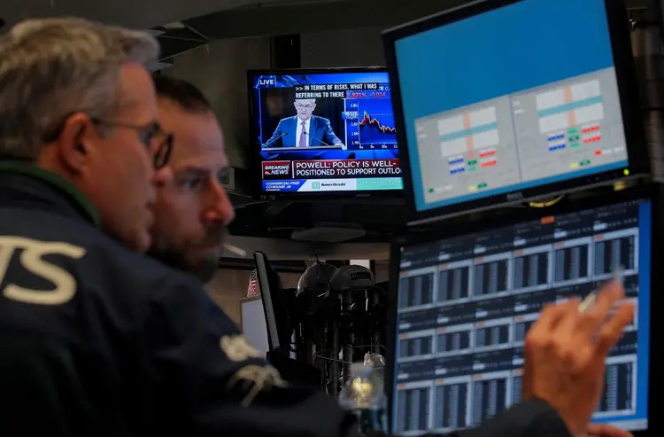 Bolsa: traders operam enquanto assistem ao discurso de Jerome Powell (Brendan McDermid/Reuters)