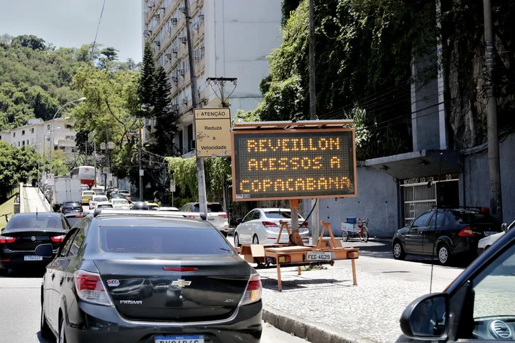 Aviso de interdição no trânsito durante os preparativos para o Réveillon na praia de Copacabana. (Fernando Frazão/Agência Brasil)