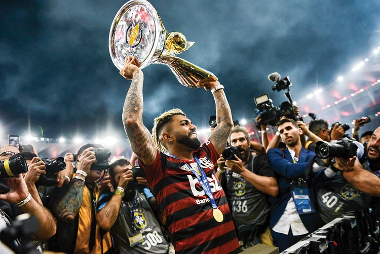 Gabigol levanta a taça do Brasileiro: 600 milhões de reais de superávit desde 2013 (Celso Pupo/Fotoarena)