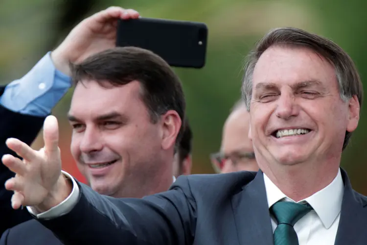 Flávio e Jair Bolsonaro: senador afirmou neste sábado que não há uma previsão de retorno do ex-presidente. (Ueslei Marcelino/Reuters)