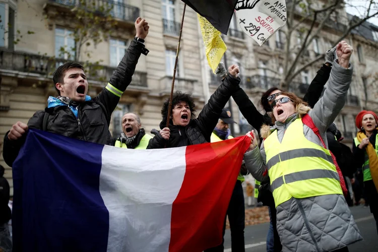 FRANÇA: milhares de pessoas têm saído às ruas para protestar contra a proposta de reforma da previdência do presidente Emmanuel Macron.  / REUTERS/Benoit Tessier