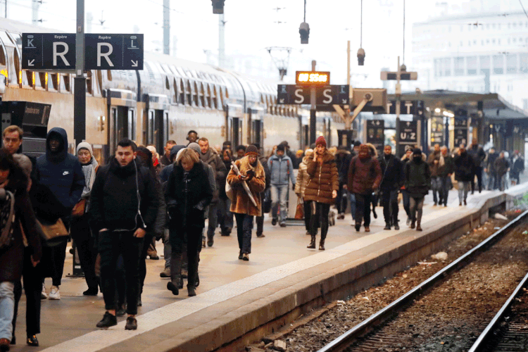 França: segundo dia de protestos é marcado por caos nos transportes (Charles Platiau/Reuters)