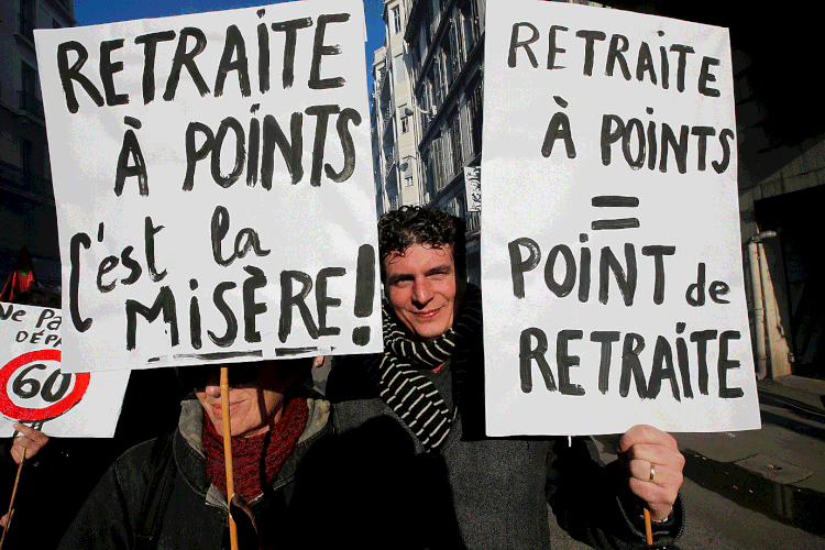 Reforma da Previdência: homem segura placa que diz "aposentadoria baseada em pontos = sem pontos" (Jean-Paul Pelissier/Reuters)