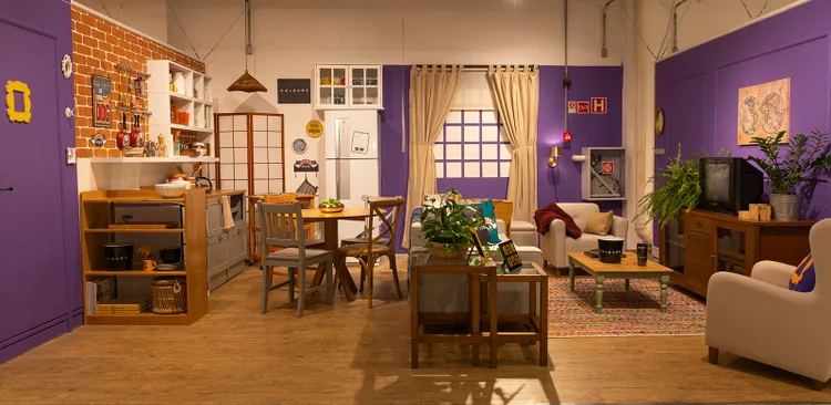 Sala inspirada no apartamento das personagens Monica e Rachel, de Friends, foi feita os fãs fazerem selfies e fotos para o Instagram (Tok&Stok/Divulgação)