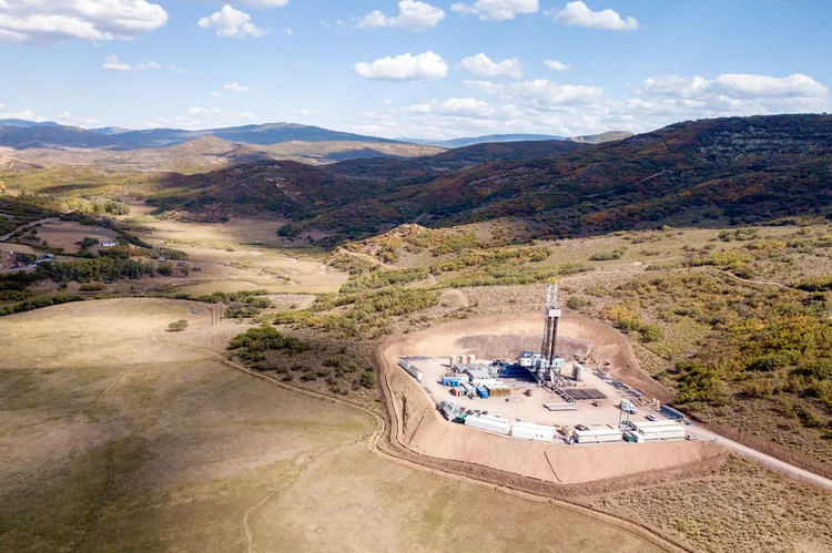 Usina de fracking: atividade utiliza mistura de água de alta pressão para liberar gás no interior de rochas (grandriver/Getty Images)