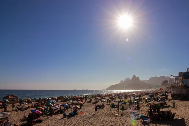 Para de Ipanema, Rio de Janeiro: previsão do Inmet para o domingo é de mínima de 21°C e máxima de 39°C, com muitas nuvens e possibilidade de chuva isolada (NurPhoto / Colaborador/Getty Images)