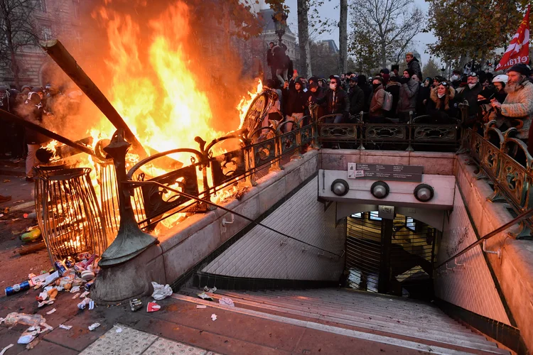 França: transportes em todo país foram afetados pelos protestos (Julien Mattia/Reuters)