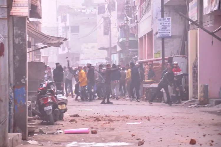 Índia: manifestantes arremessam pedras em protesto contra lei de cidadania (Hindustan Times/Getty Images)