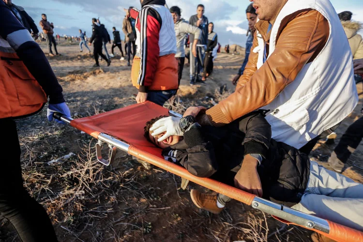 Faixa de Gaza: criança palestina atingida por  bomba de gás é evacuada durante confronto com forças israelenses (Yousef Masoud/SOPA Images/LightRocket/Getty Images)