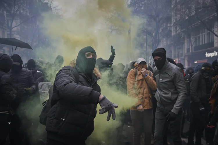 Paris, França, 05 de dezembro de 2019: manifestantes e polícia se enfrentam durante ato em apoio à greve nacional contra a reforma previdenciária proposta por Macron  (Kiran Ridley/Getty Images)