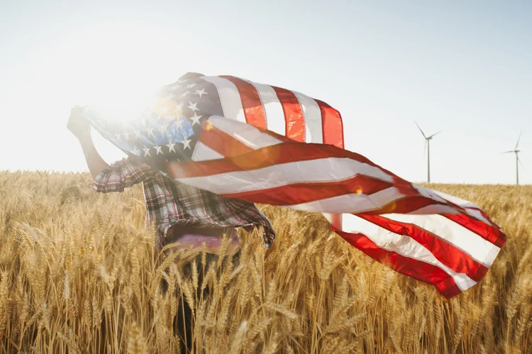 Agricultor norte-americano num campo de trigo: os EUA acabam perdendo competitividade no mercado global com dólar valorizado (Tetra Images - Erik Isakson/Getty Images)