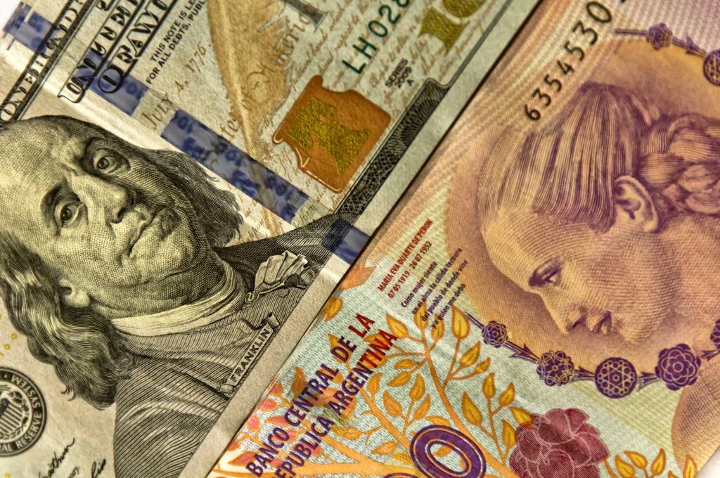 Argentinos aprendem cedo a se preocupar com câmbio e amar o dólar